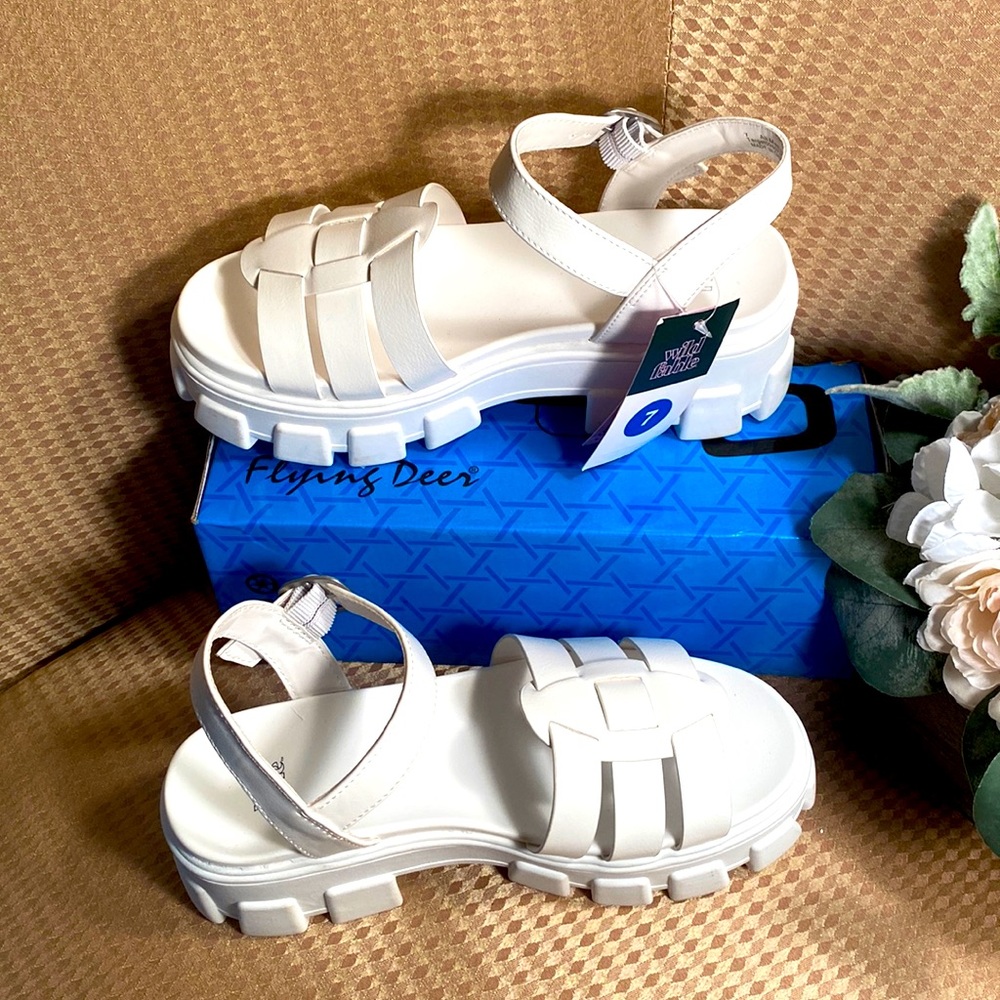 Beautiful white sandals very comfortable with support added